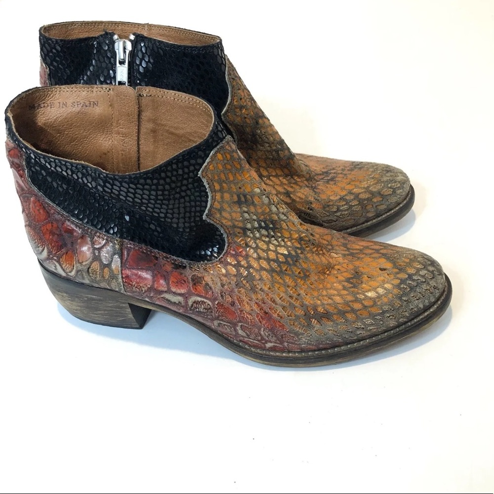 Free People Snake print Leather Ankle Boots
Multicolored Zip Booties Womens 7